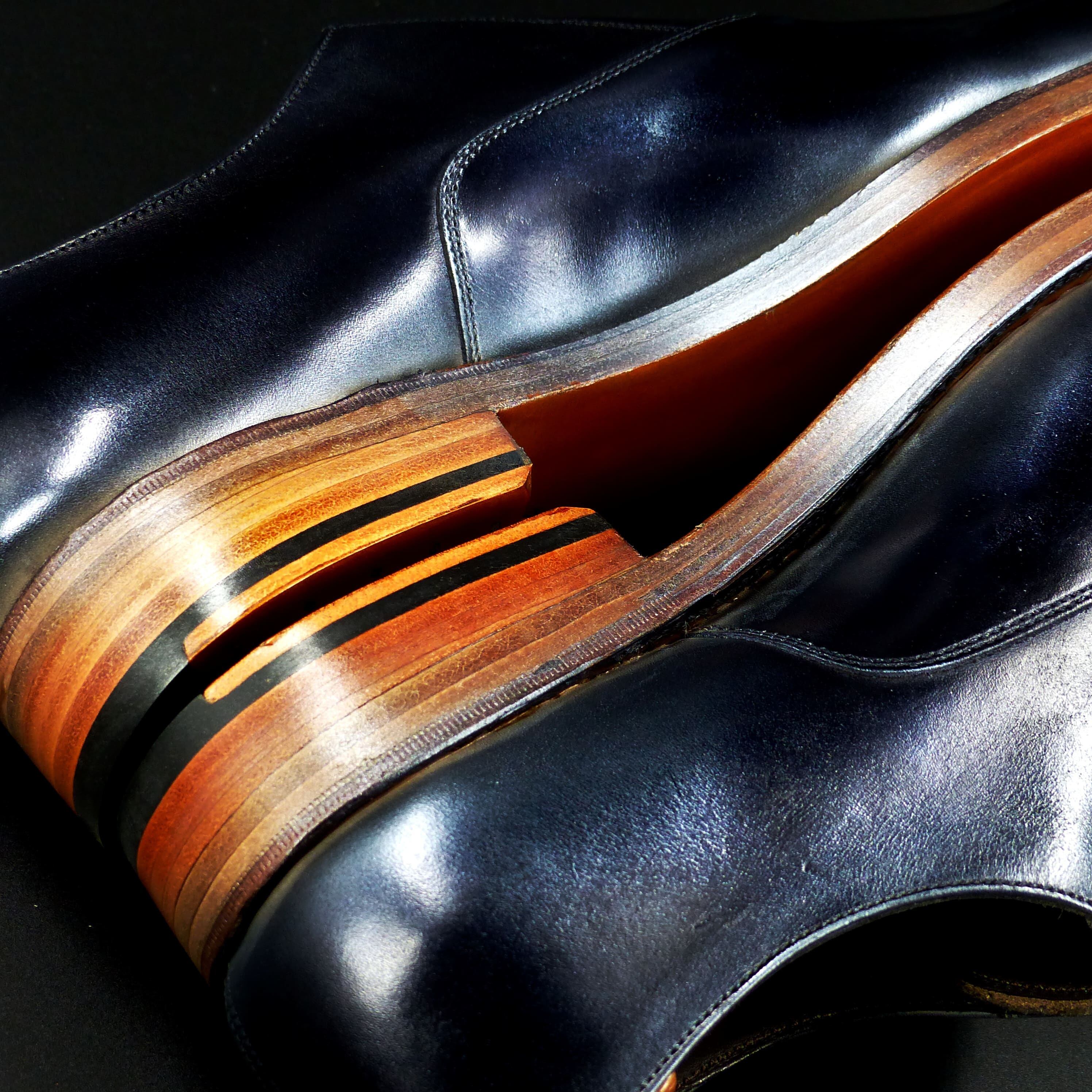 ヒールもレザー積み上げ、磨き抜かれた美コバのＷレザーソール