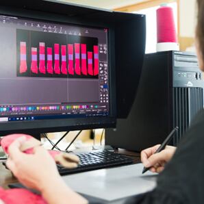 肌にフィット感を出すために丁寧にデザインを作ります