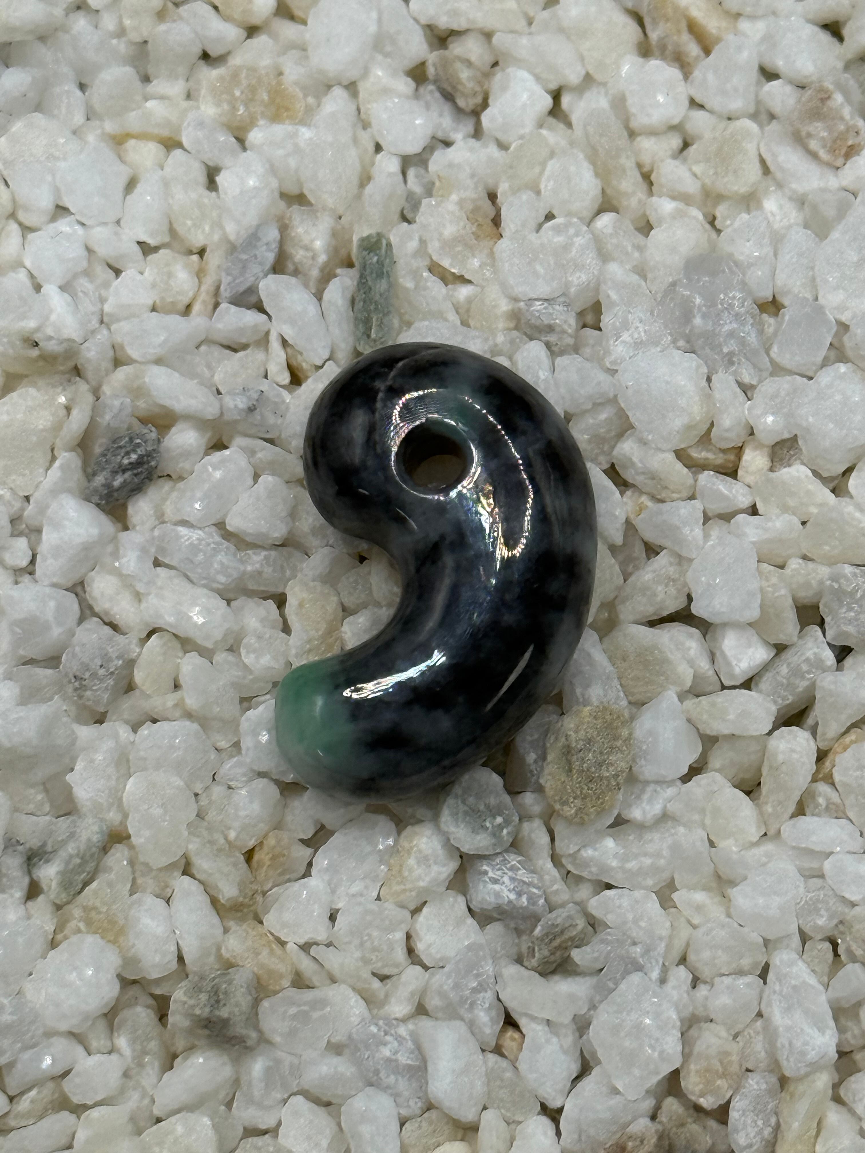 糸魚川翡翠 勾玉 037