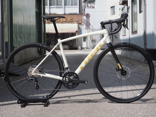 【完成車】TREK Domane AL 4 Gen3 / Era White . Carbon Smoke