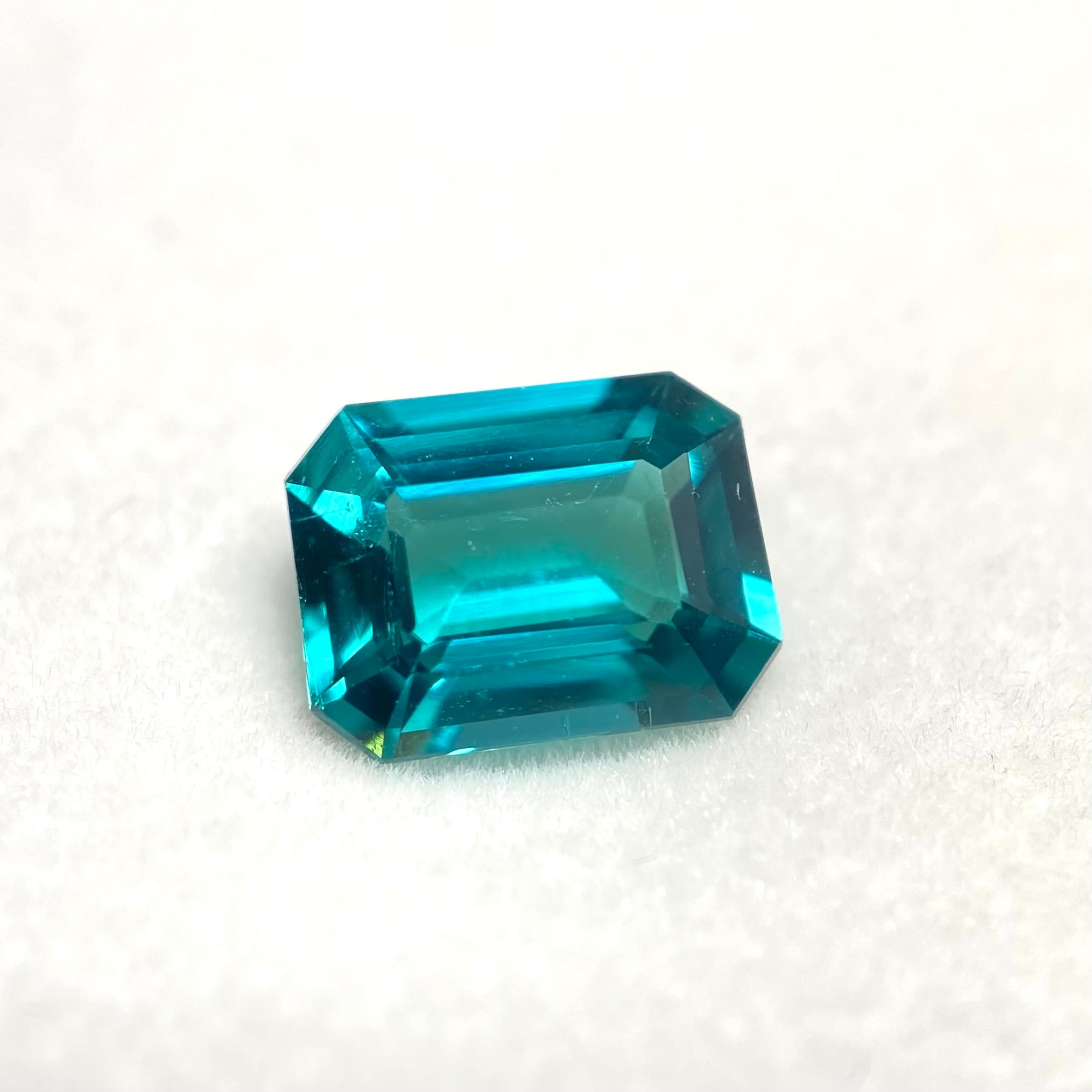 鮮やかなラグーントルマリン