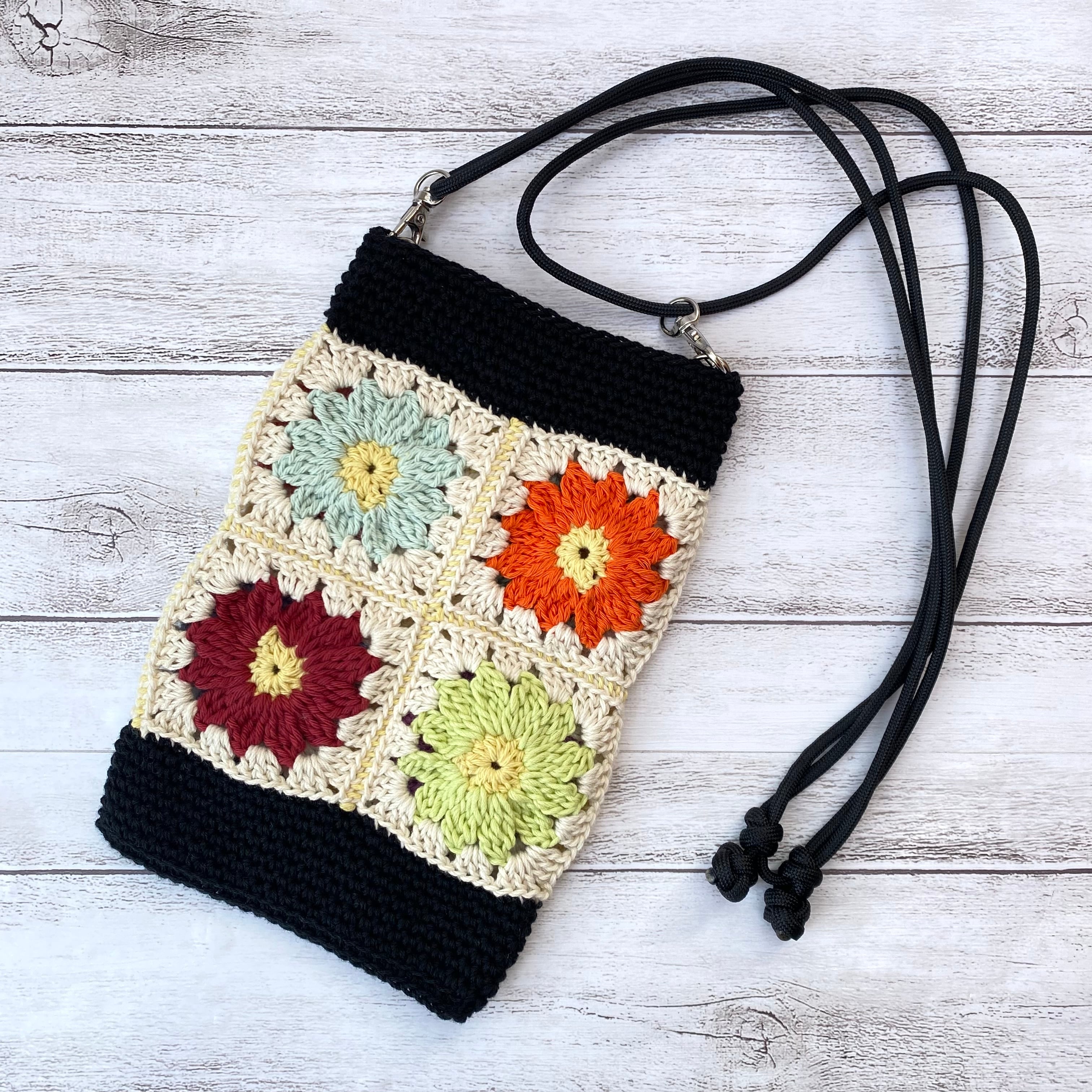 NO.3122067】ハンドメイド モチーフ編み サコッシュ グラニースクエア