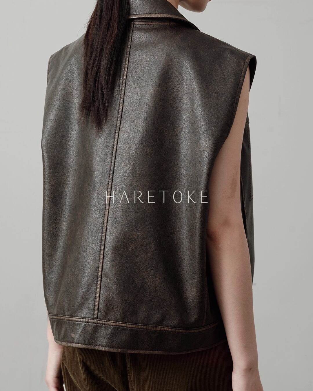フェイクレザー・ノースリーブジャケット OT208080 | ハレトケ HARETOKE