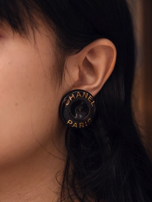 CHANEL / vintage black design logo clip-on earrings.