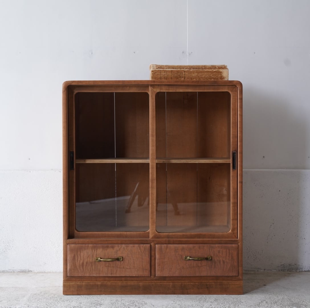 ガラス引き戸のキャビネット