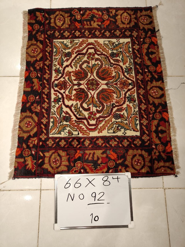 絨毯クエスト68【No.92】 ※現在、こちらの商品はイランに置いてあります。ご希望の方は先ずは在庫のご確認をお願いします。