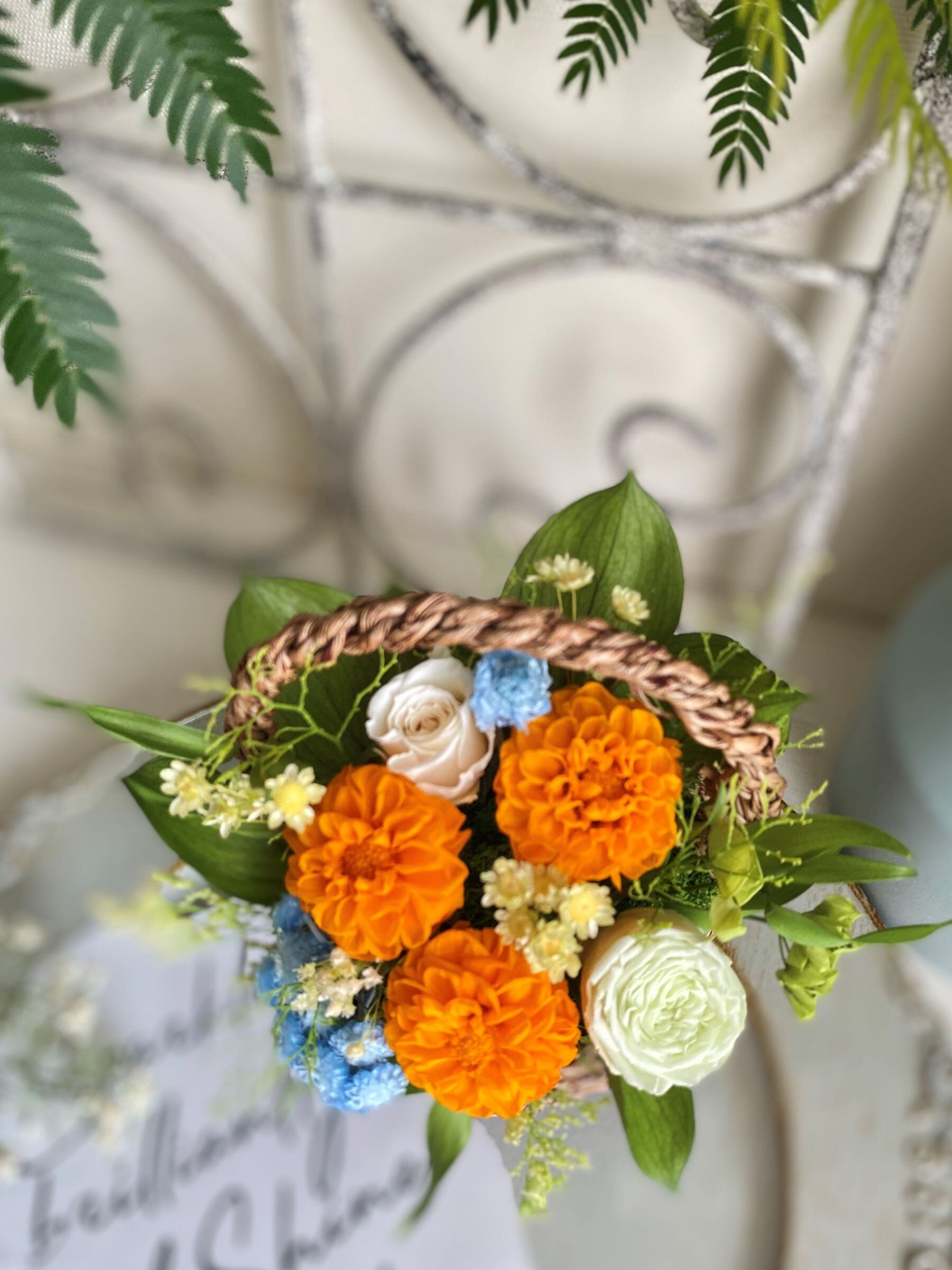 Dahlia オレンジミニダリアのバスケットアレンジ〔プリザーブド