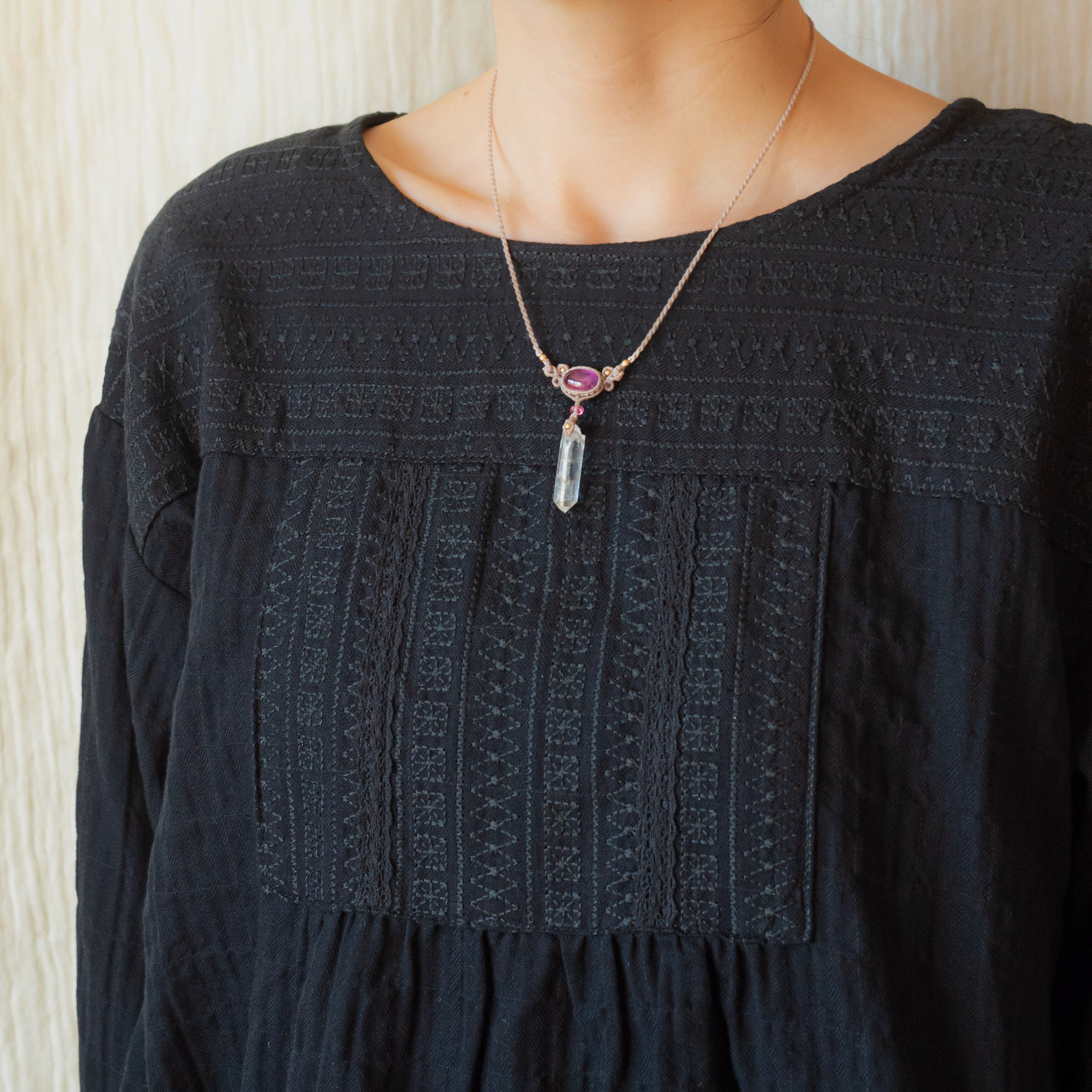 ヒマラヤ産クリスタル+ルビーのマクラメ編み 天然石ネックレス ヒマラヤ産クリスタル+ルビーのマクラメ編み 天然石ネックレス