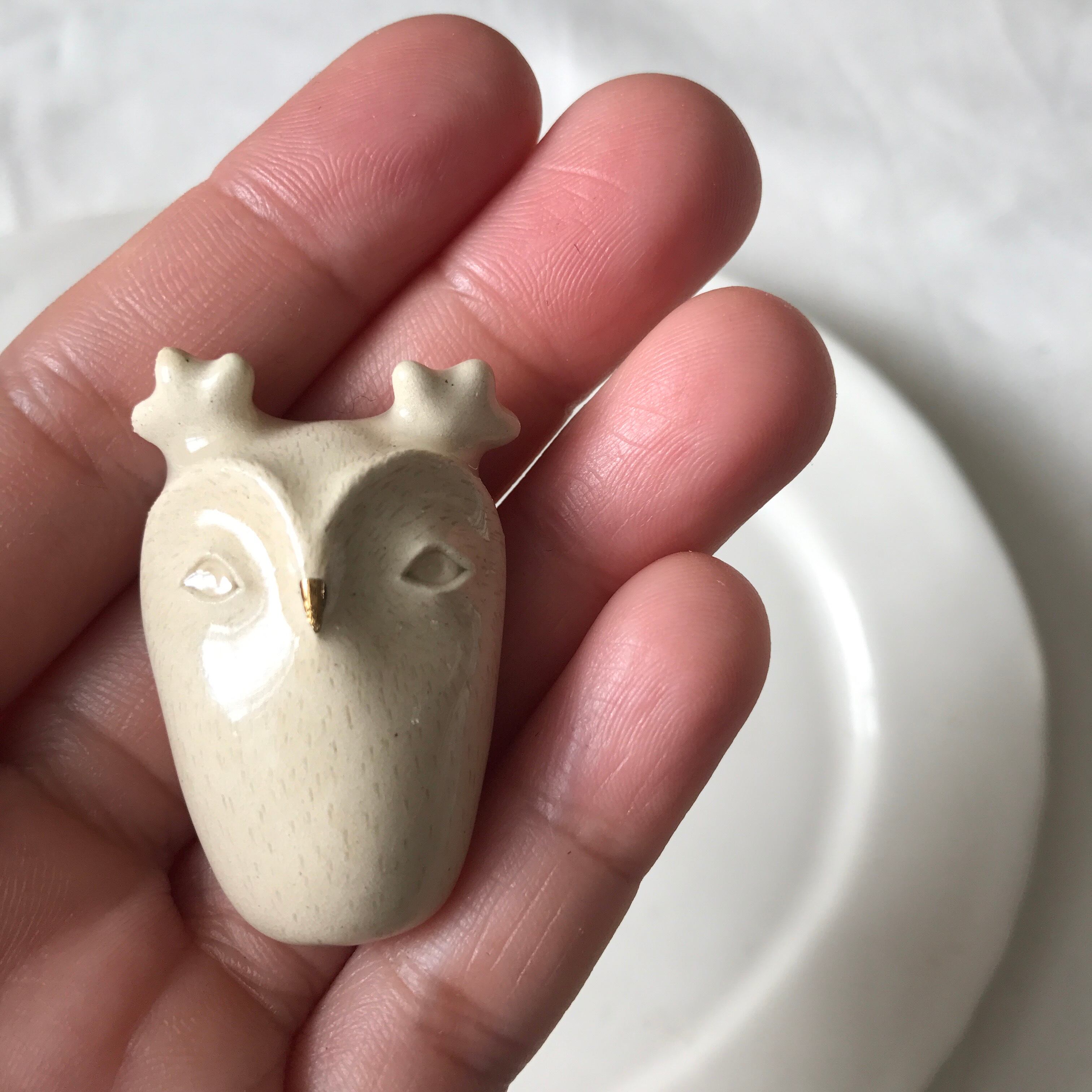 リトアニアの陶器のブローチ