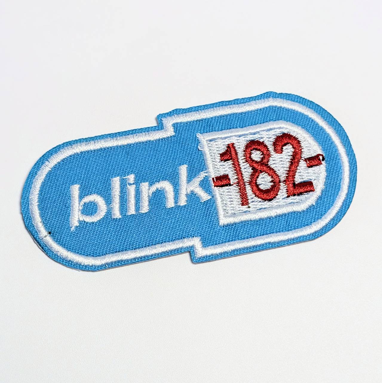 送料無料！ ★刺繍アイロンワッペン★【 ブリンク 182 ( blink-182、ブリンク ワン エイティートゥー )】   〚アメリカン雑貨 アメトイ〛
