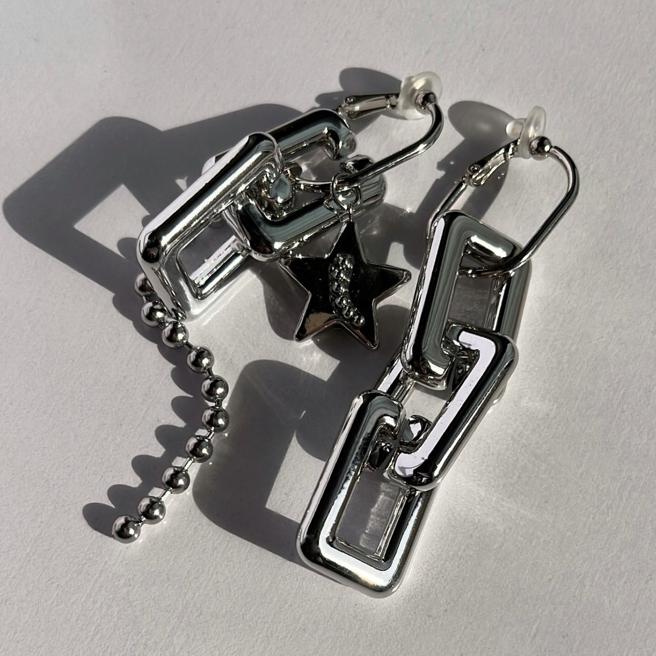 ブラック ×シルバー アシンメトリーピアス / イヤリング