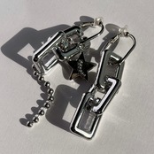 ブラック ×シルバー アシンメトリーピアス / イヤリング