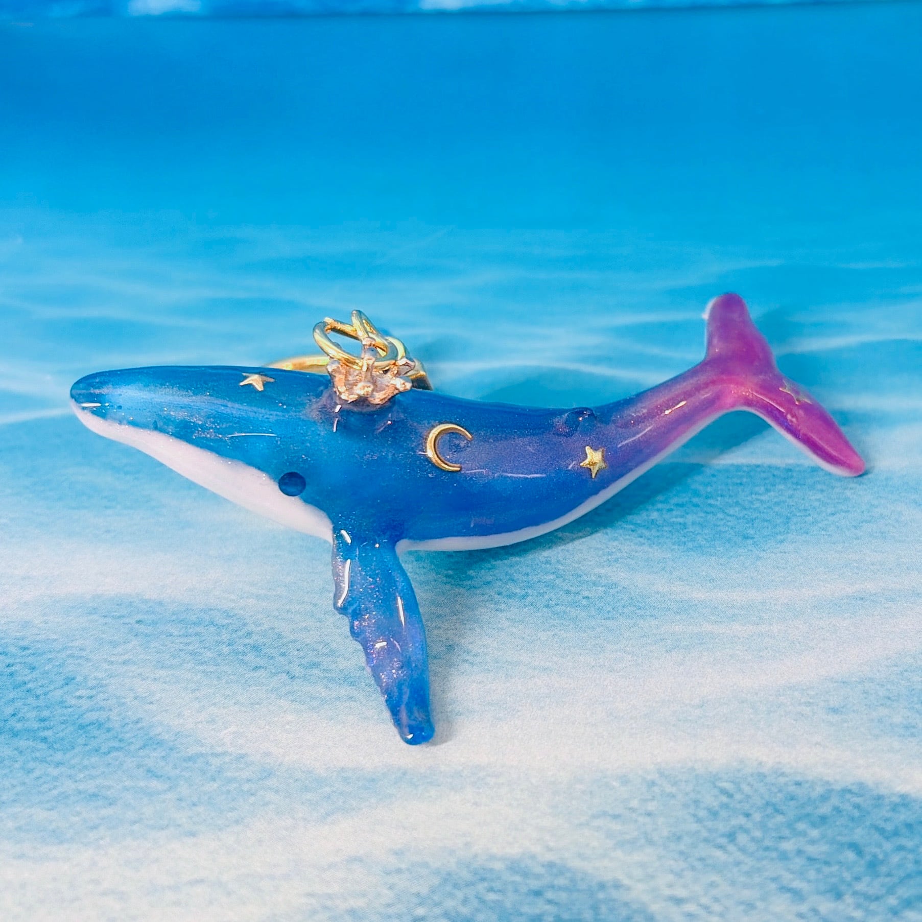 朝焼けの光】クジラの立体キーホルダー | Camelia