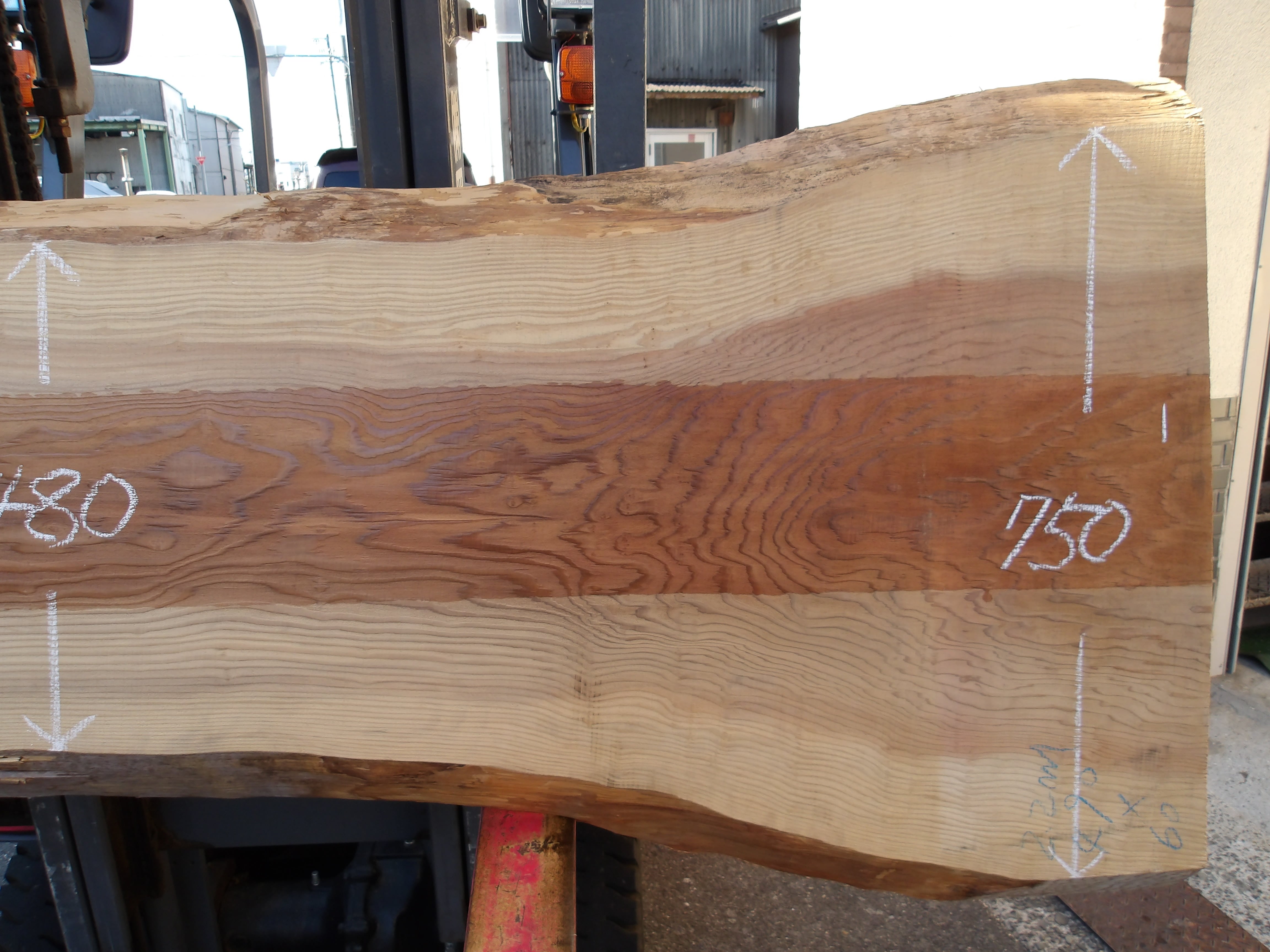 1　杉、古木 樹齢80~95年 径級60㎝の杉・大径木を使用した ニュースタンダードな