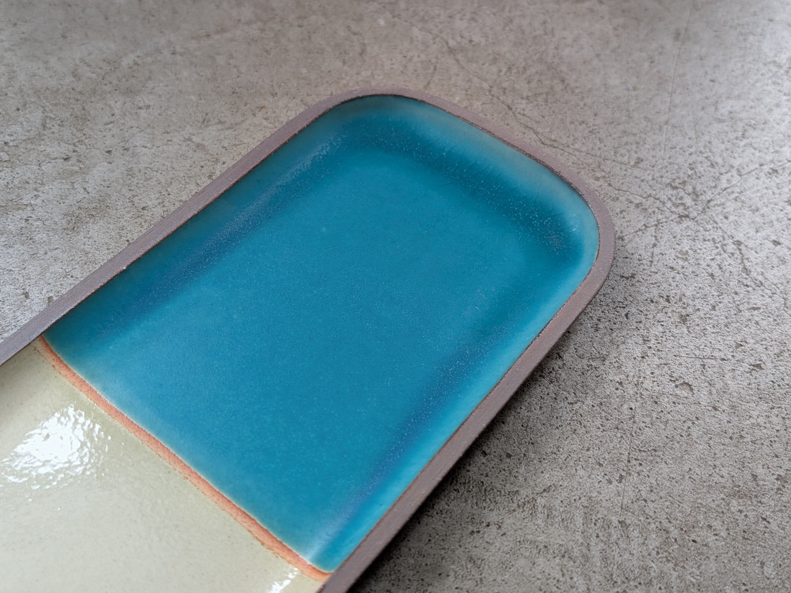 やちむん 角皿・長 ／ ベントウ（白∣ターコイズ） | 一翠窯 | inoya