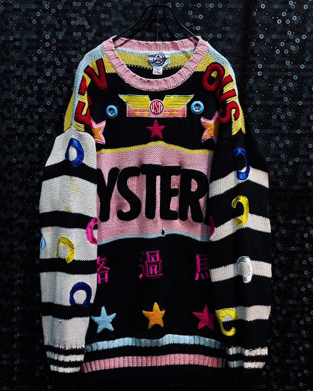 【ÆIEM】HYSTERIC multicolor big logo appliqué & wing emblem embroidery border sleeve crew neck knit