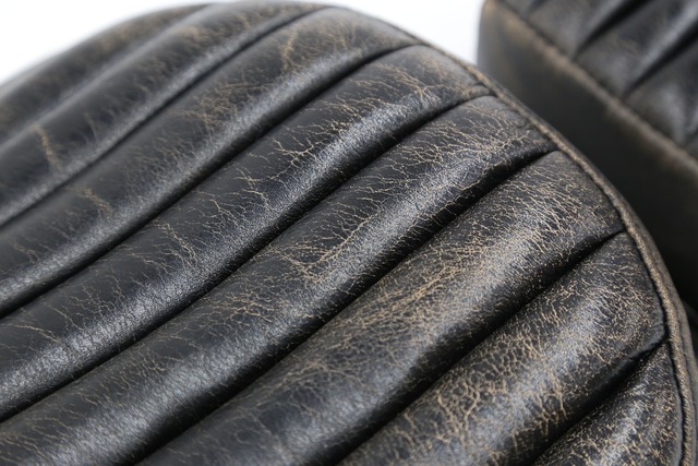 【抽選販売】クラックレザー : 60sトラディション ソロシート［縦タック&ロール］(CBW01)