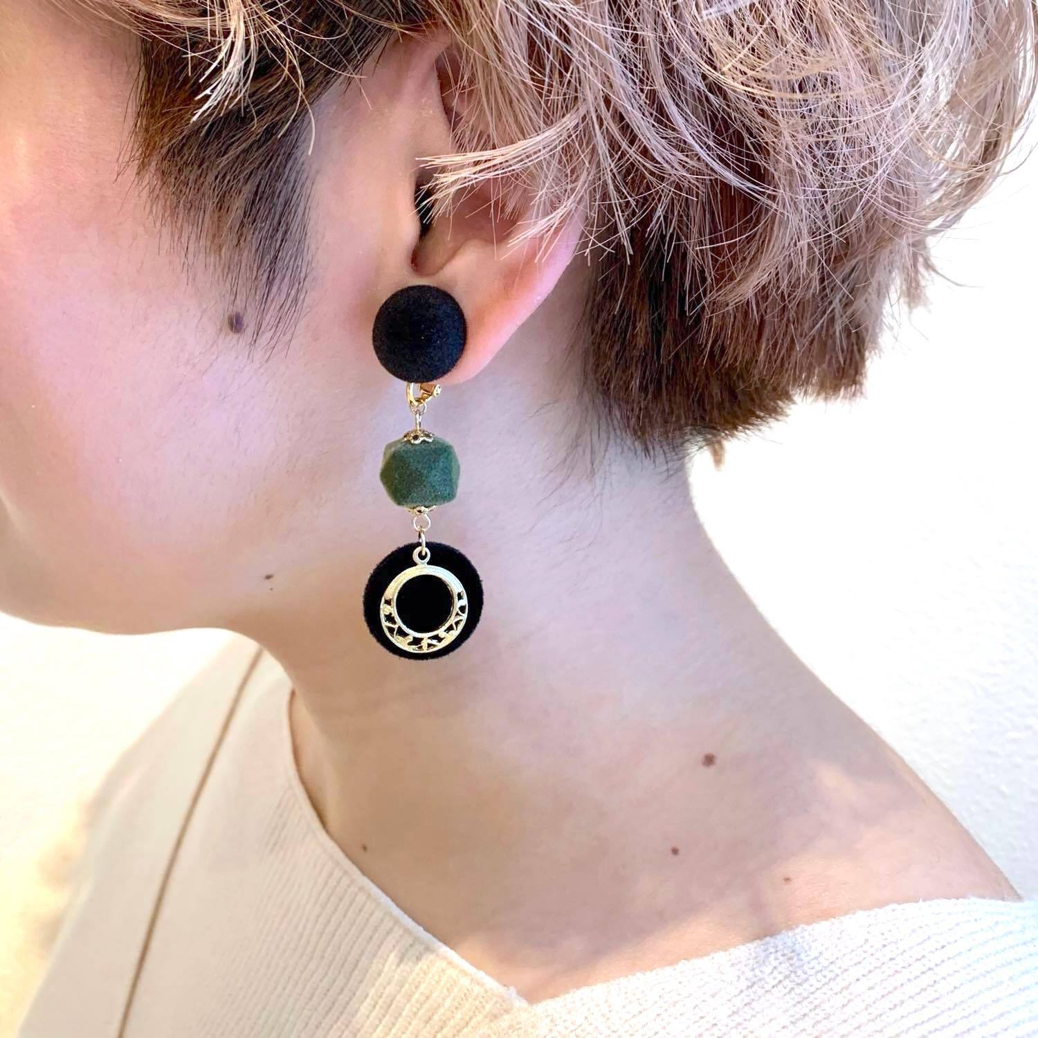 黒とカーキのフロッキーアシメな〈ピアス/イヤリング〉 | Dua