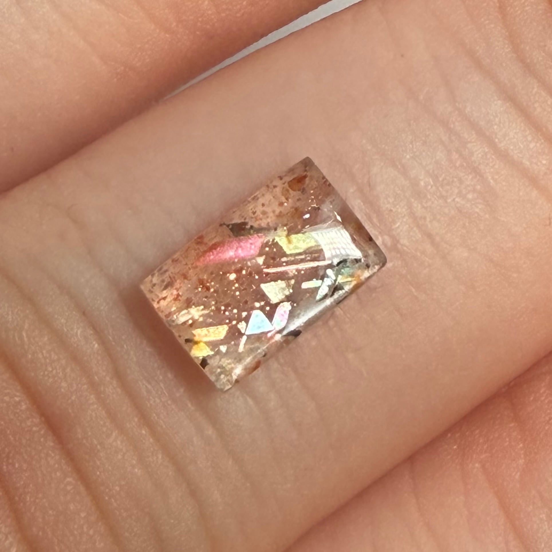 パーティーを楽しむ　レインボーラティスサンストーン