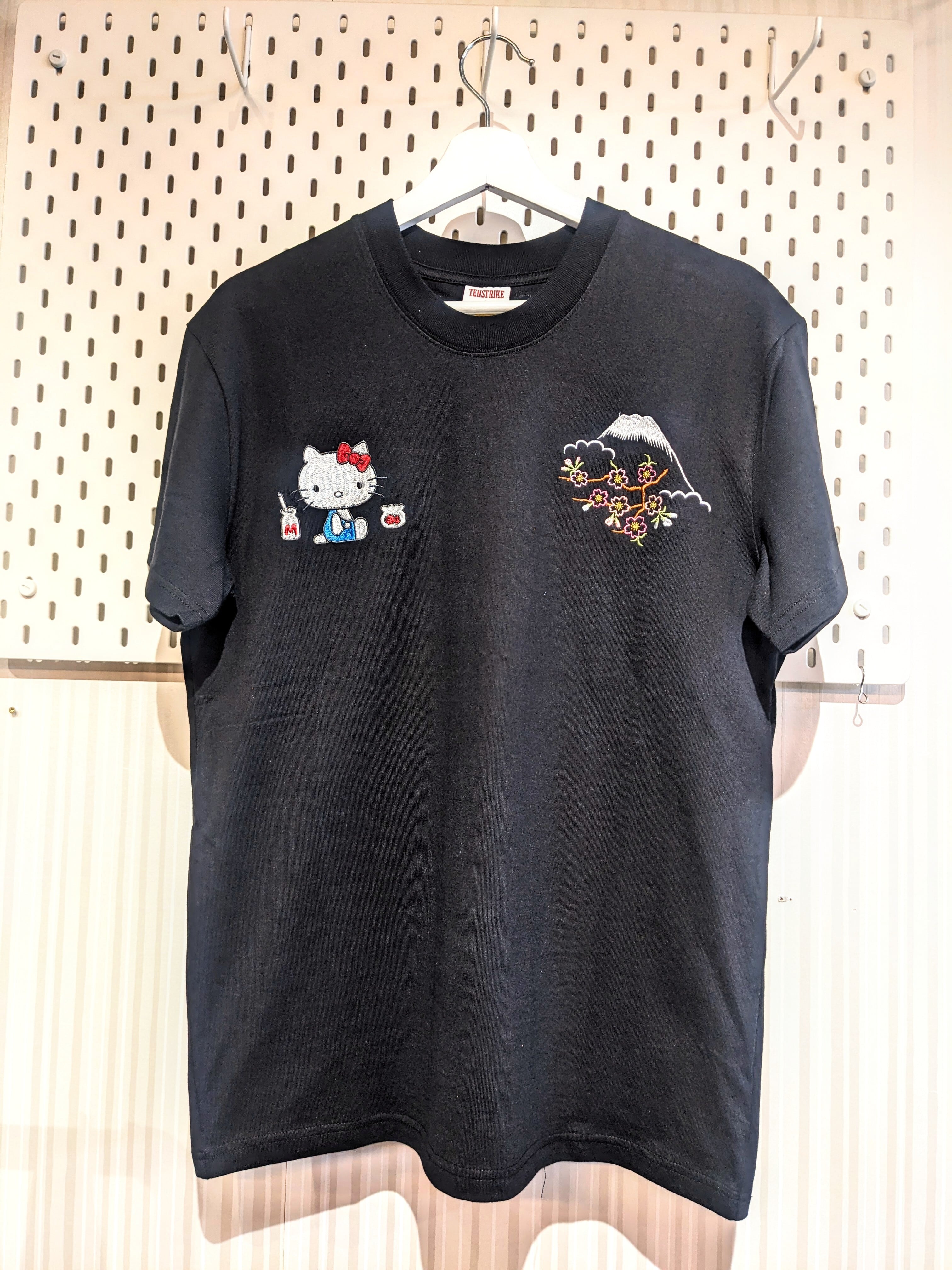HKST-002 ハローキティと日本地図刺繍半袖Tシャツ ブラック M・L・XL