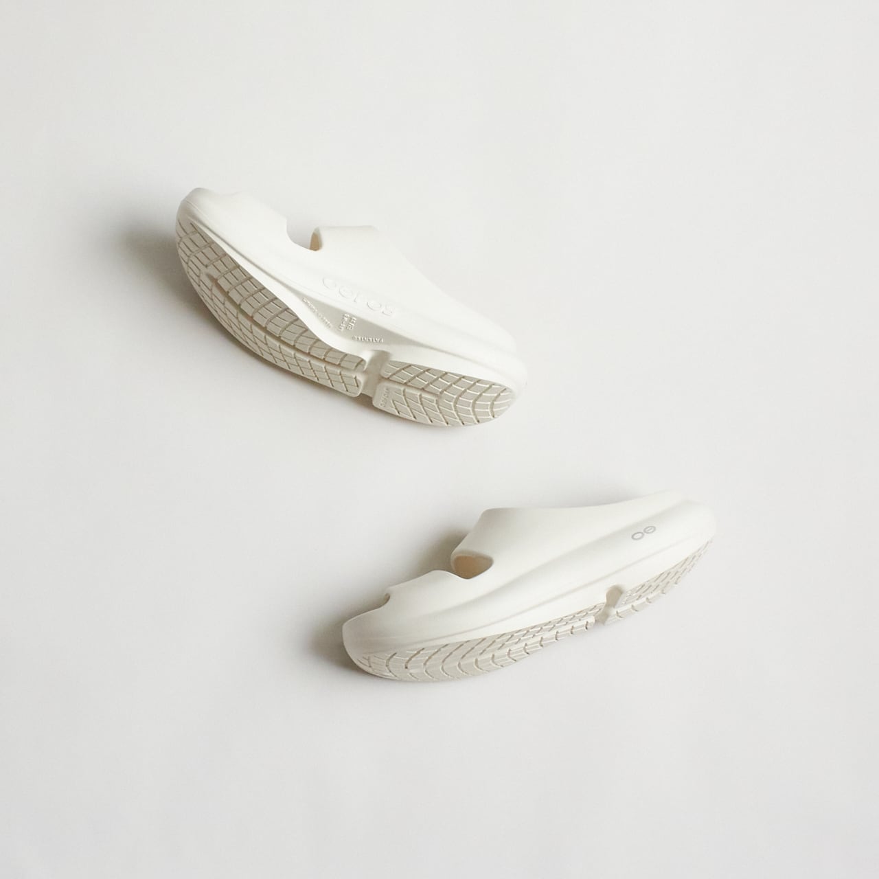 OOFOS（ウーフォス） / OOyea -Chalk（国内正規品）｜リカバリー