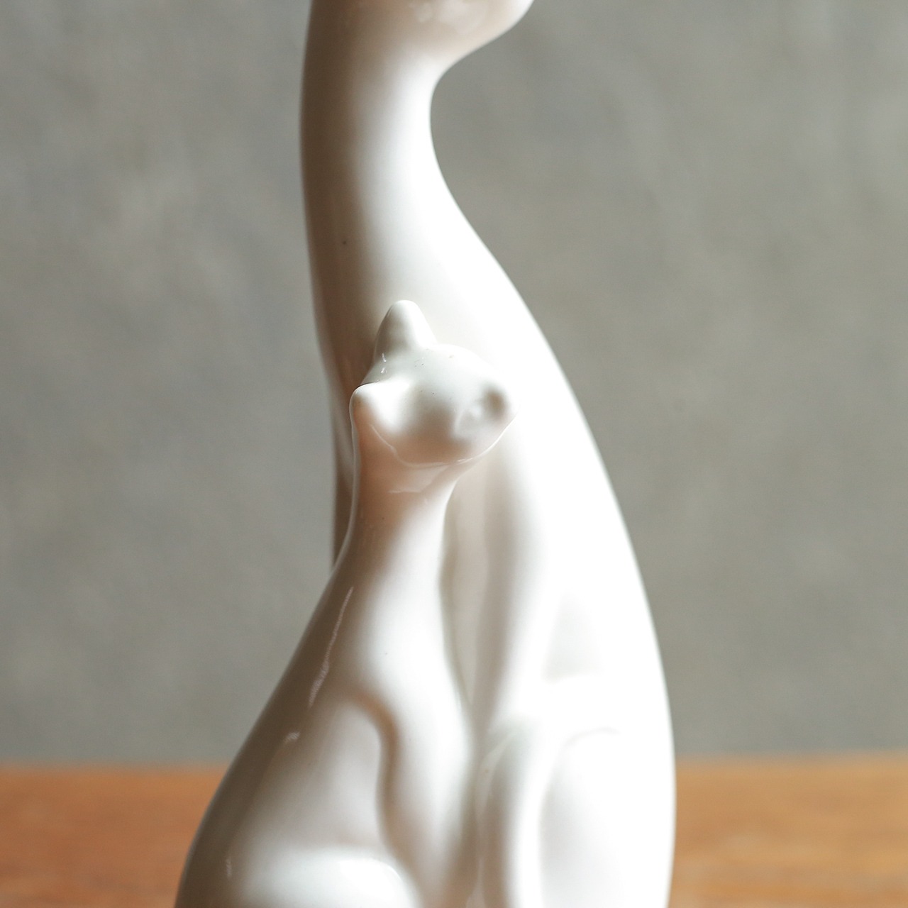 美しいフォルムの、仲睦まじいネコ
