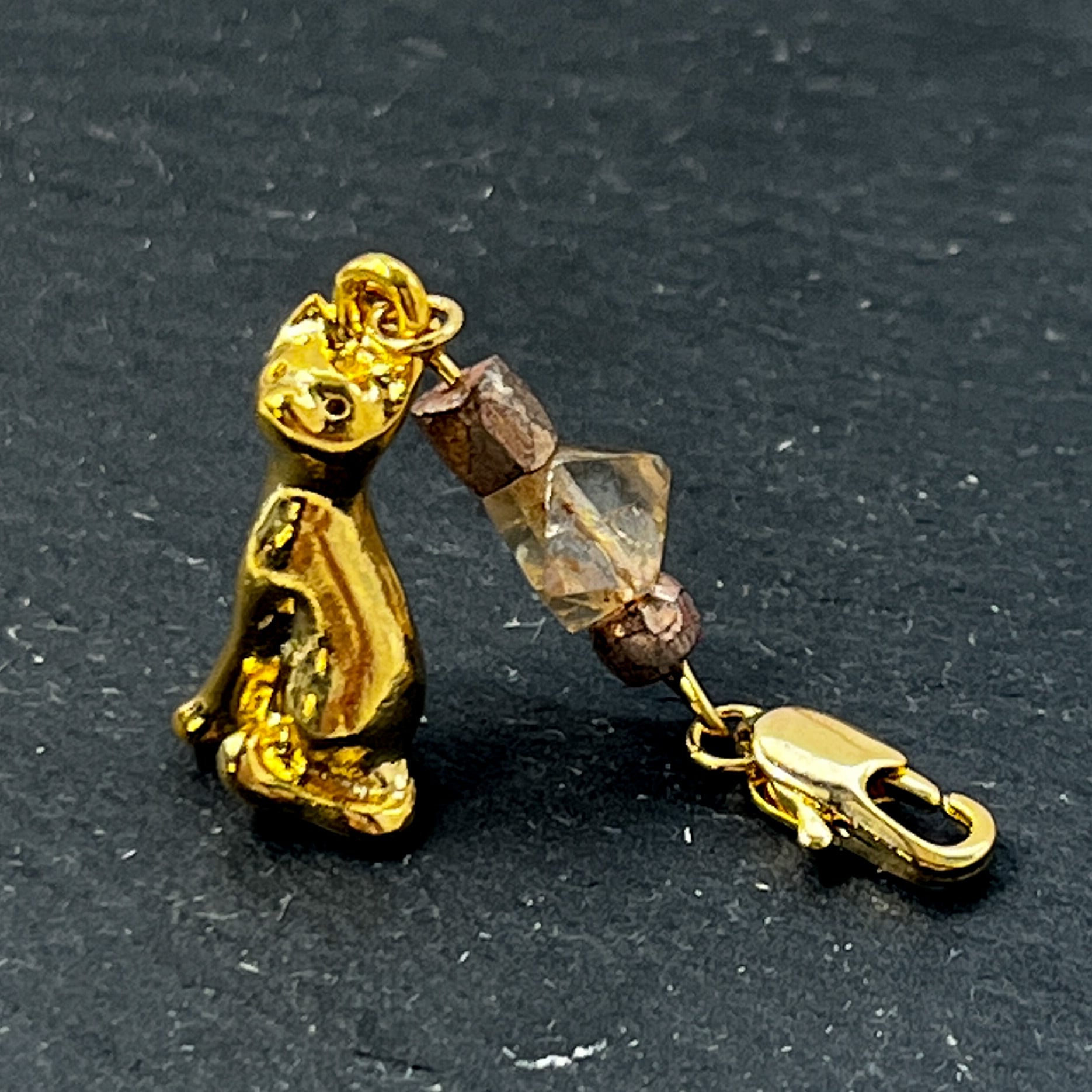 よく見ると猫シリーズ 立体猫の三角カットヴィンテージビーズチャーム