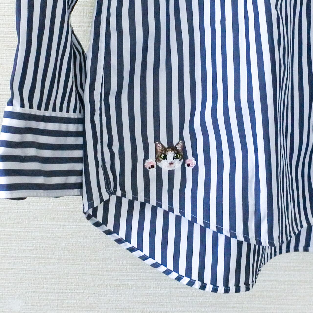 うちの子刺繍Tシャツ【缶バッジ刺繍/リピート専用】 | コイトネコ
