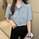 トップス シャツ ブラウス 袖あり 半袖 Vネック 襟付き きれいめ 白トップス リボン 大人可愛い 大人 上品 おしゃれ お洒落 かっこいい クール エレガント フォーマル とろみ感 春 夏 10代 20代 30代 40代 50代 60代 レディース 女性用 ママ OL 学生 デート お出かけ 休日 パーティー イベント ショッピング 着回し 普段使い 重ね着 モテ インスタ映え S M L XL 2XL 白 ホワイト ブルー