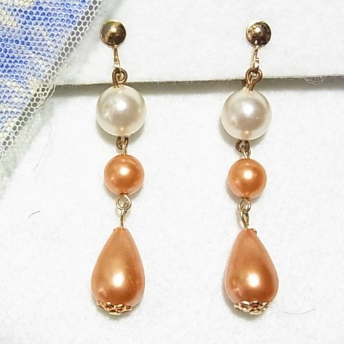 薄茶色ビーズの下がるイヤリング　ヴィンテージイヤリングのセール通販　10964E