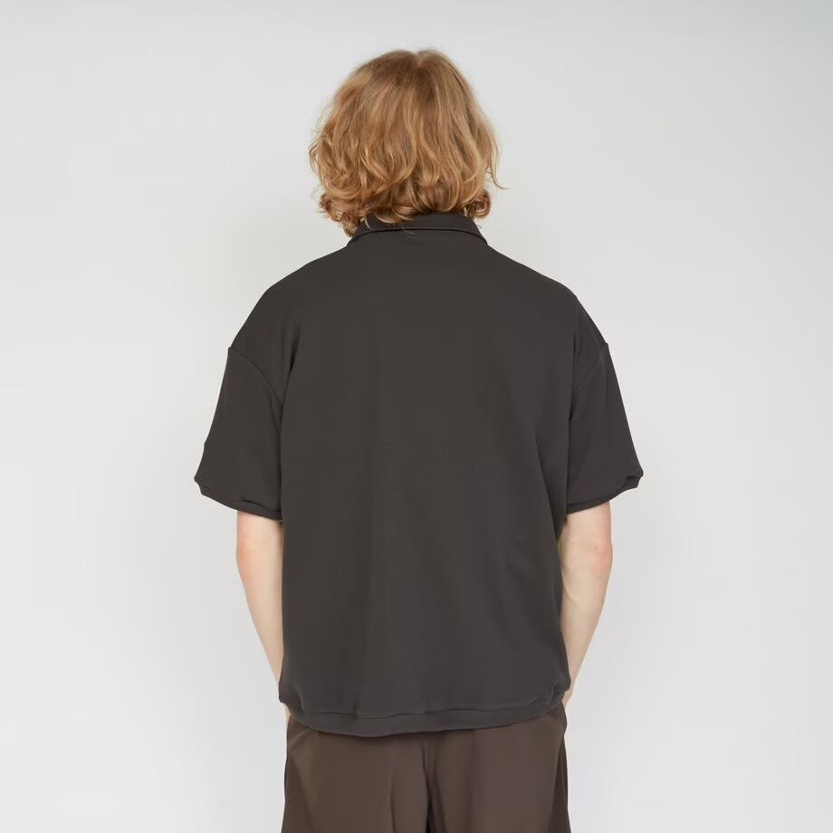 UNTRACE”_166 S/S POLO SHIRT CHARCOAL” | Lapel online store