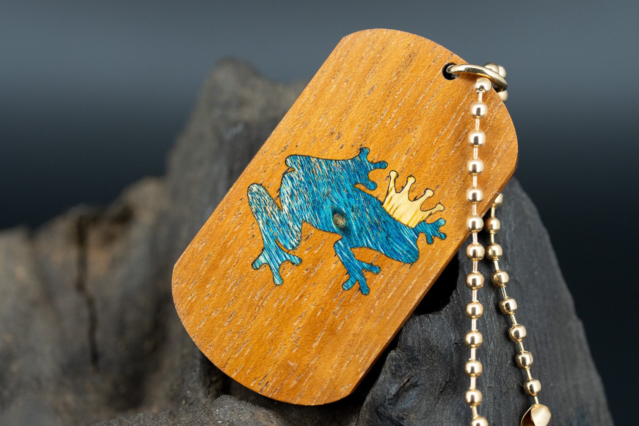 【王族の愛した銘木】 ハワイアンコア ドッグタグ 象嵌 カエルの王様