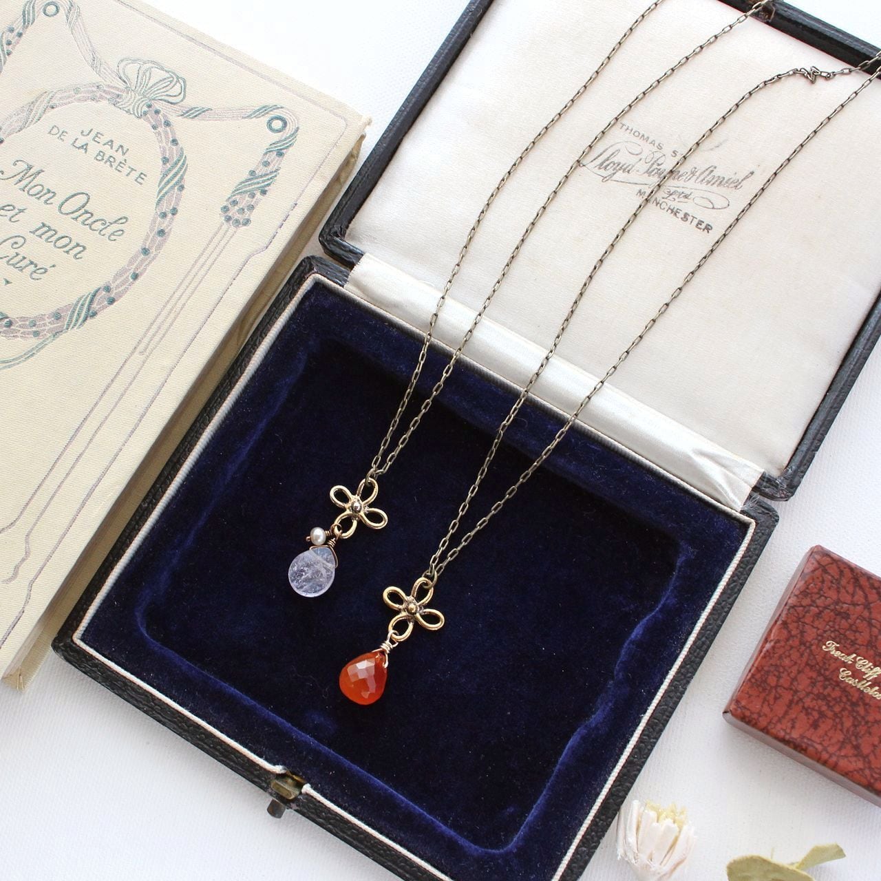 カーネリアンとフランス製のお花 こっくりオレンジが美しいネックレス