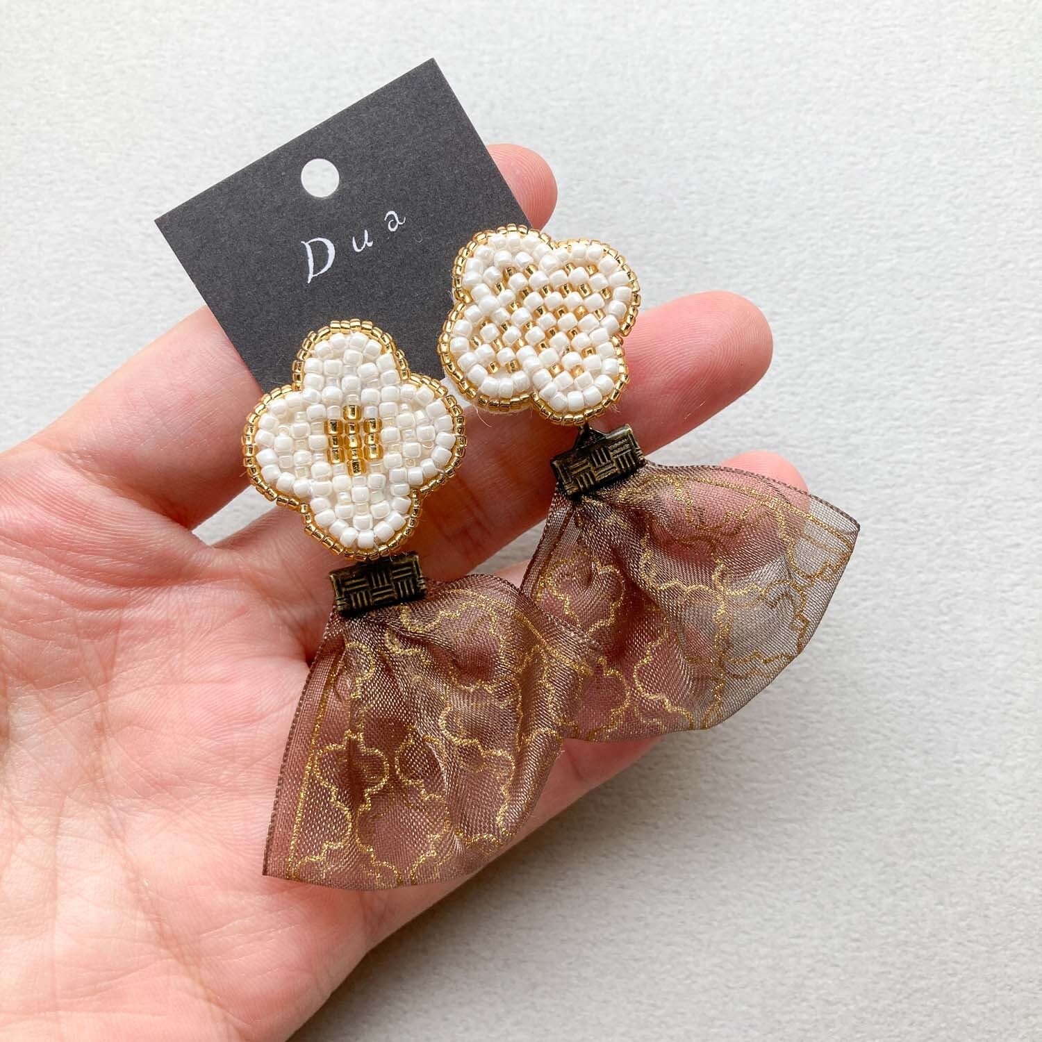 お花ビーズ刺繍とオーガンジーリボンの〈ピアス/イヤリング お花ビーズ刺繍とオーガンジーリボンの〈ピアス/イヤリング
