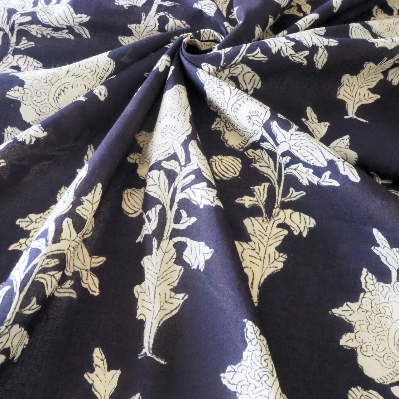 ブロックプリント生地【50cm単位】インド綿 花柄 黒×生成り #34869-BK1【再入荷】