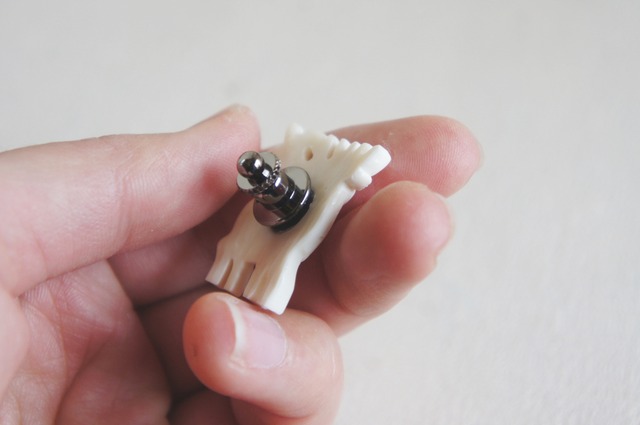 鹿骨彫刻のタックピン Light 森の鹿 Deer Bone Hai 鹿骨彫刻のタックピン Light 森の鹿 Deer Bone Hai