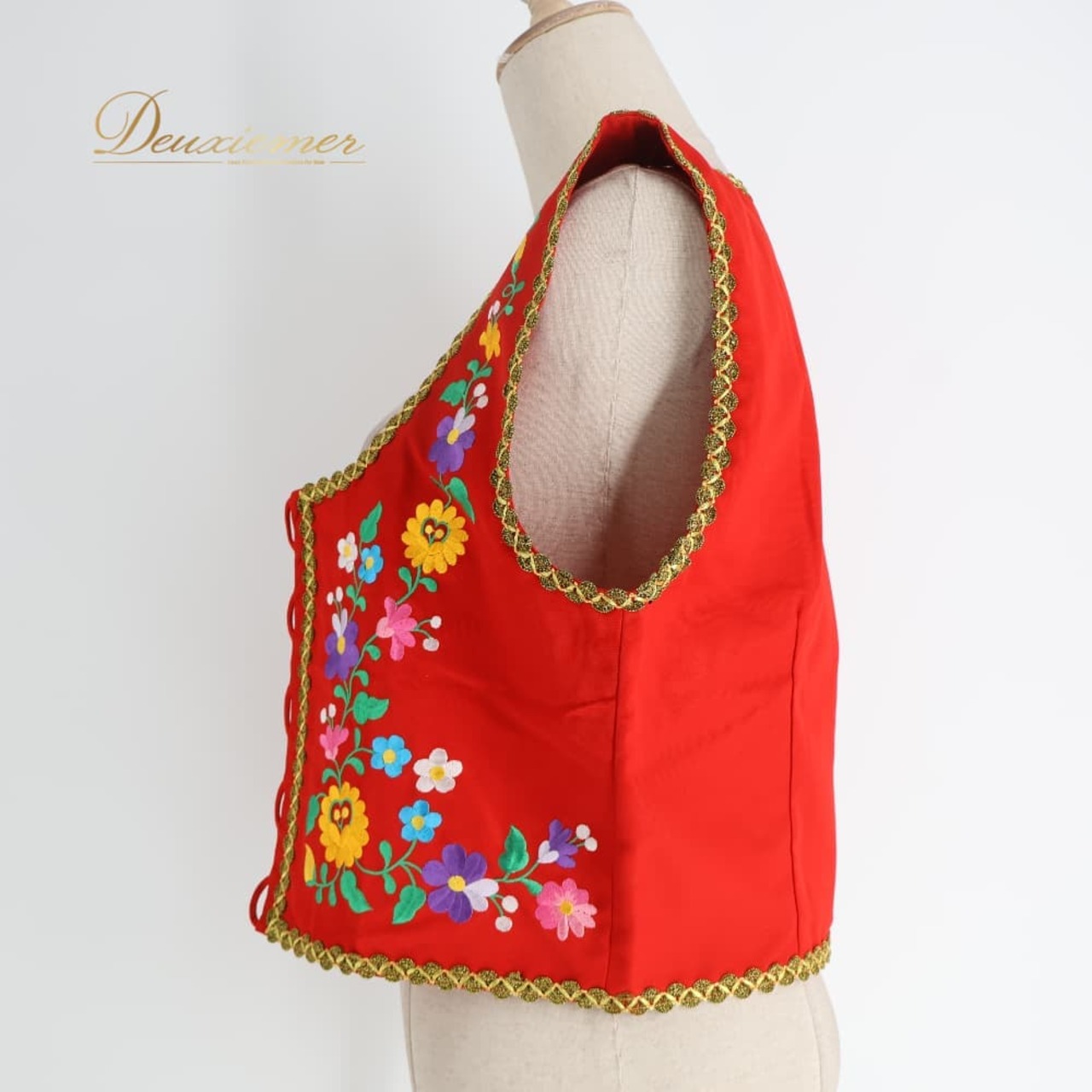 フォークダンス 衣装 LOUIS ルイス ベスト レッド系 トップス 赤 緑 青 黄 金 刺繍 花 花柄 華やか ポップ かわいい カラフル 練習 レッスン ダンス衣装 イベント おしゃれ レディース グリーン系 ブルー系 イエロー系 ピンク系 ゴールド系