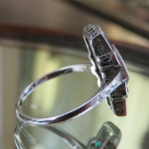 アンティーク　和デコスタイル　サンプラチナに合成ルビーと碧石の彫金リング