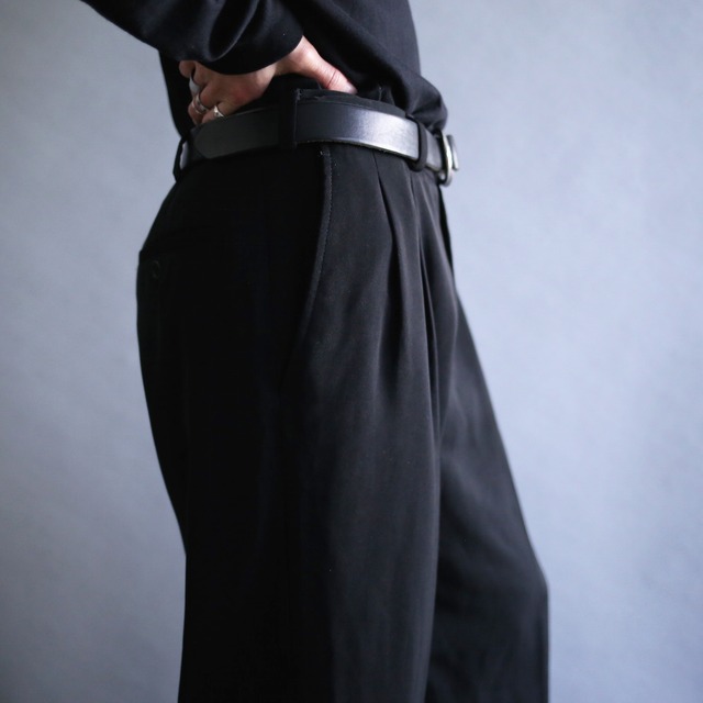 2-tuck tapered silhouette black wide slacks