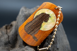 【染色と音楽の源】 フェルナンブーコ ドッグタグ 象嵌 横を向く上品な猫