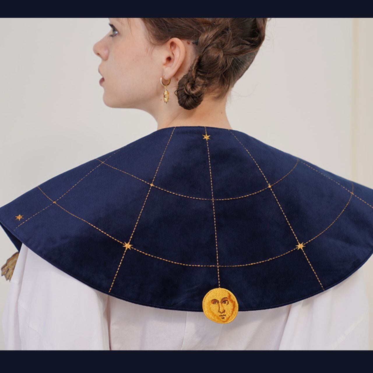 獅子座の輝く夜の空ケープ E00085 | EMMA GRAND