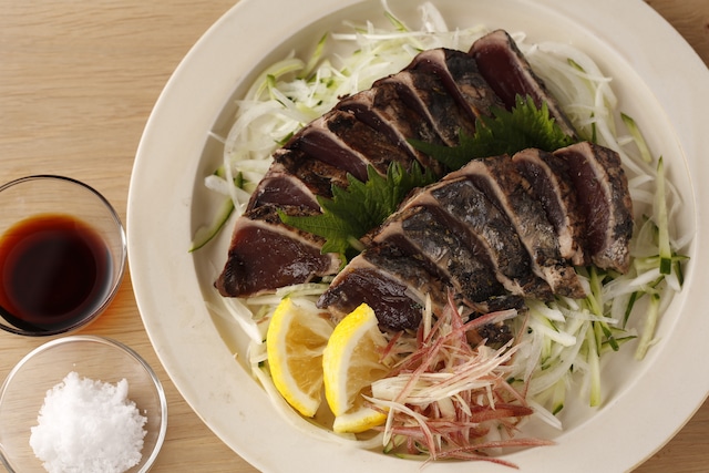 完全藁焼きカツオ（4節）※室戸海洋深層水塩＋たたきのタレ付き