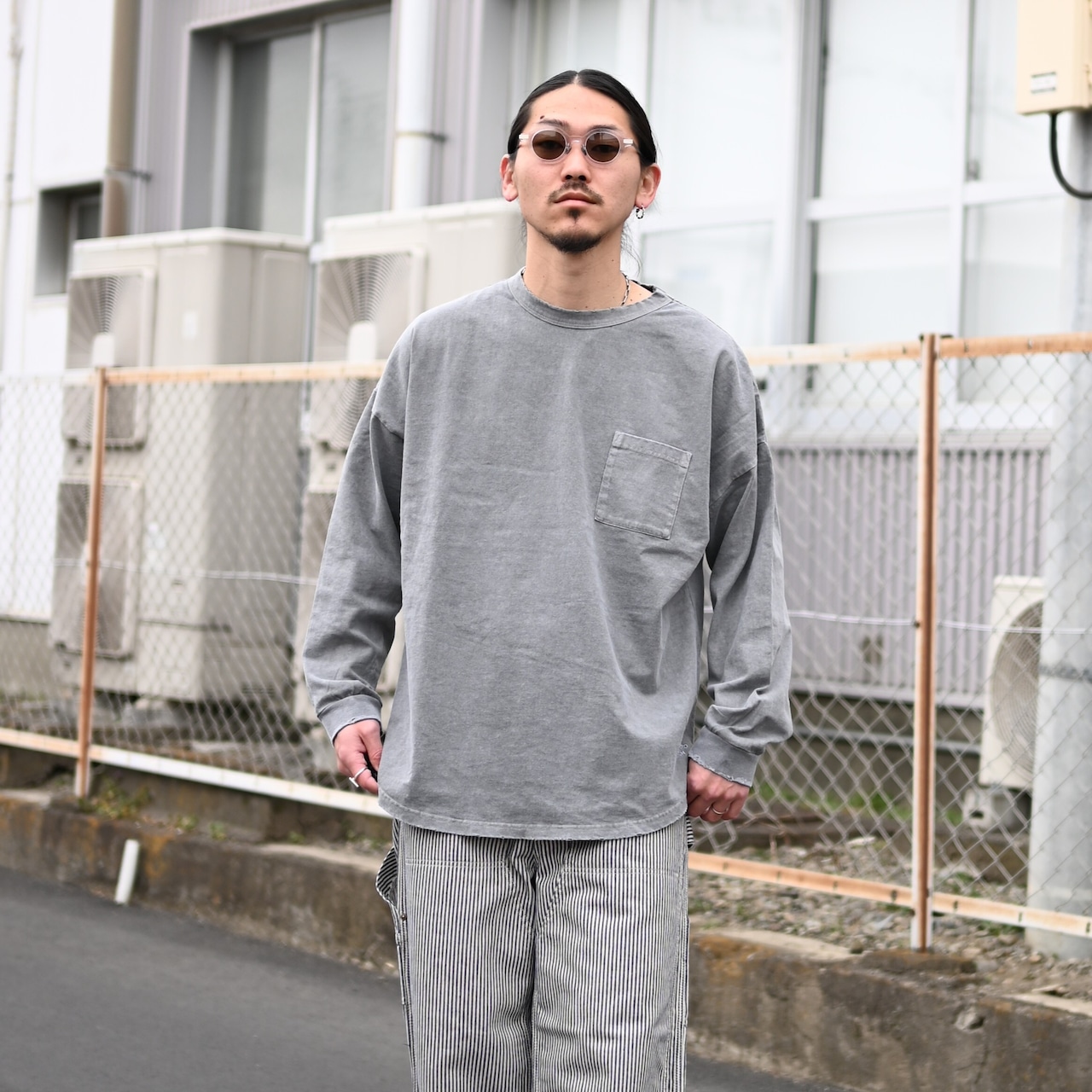 INTERIM(インテリム)襟レザーカバーオール、AUBERGE(オーベルジュ)ヒッコリーストライプパンツコーディネート