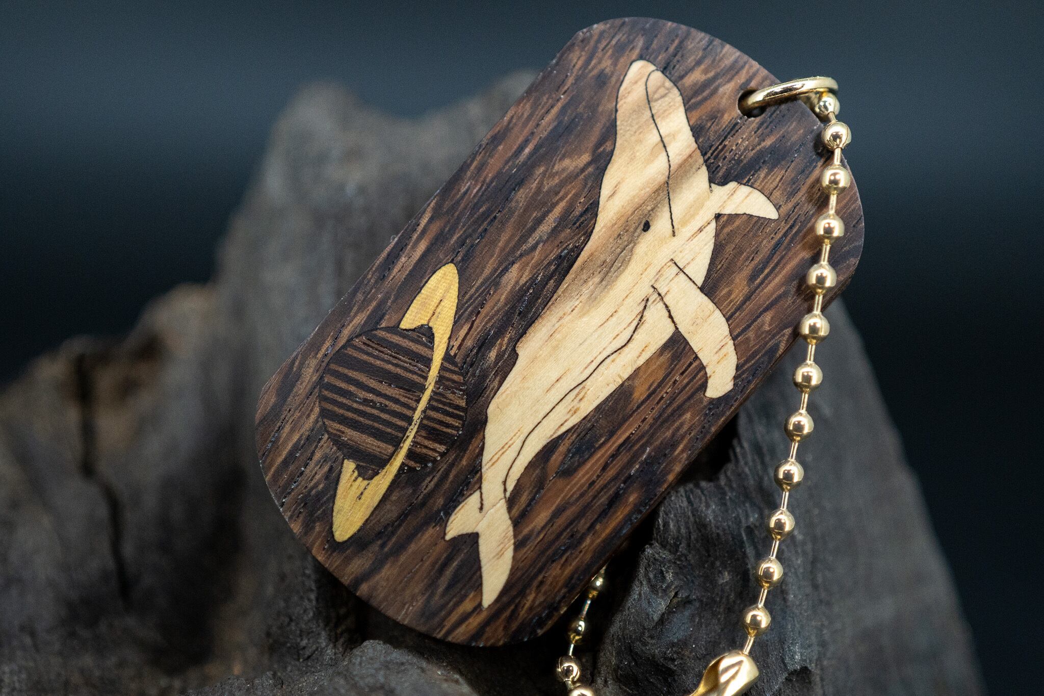 【 熱帯の黒き宝 】 ラオスブラック ドッグタグ 象嵌 勇魚と惑星