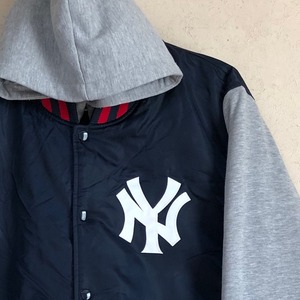 【XLサイズ】Majestic New York Yankees スタジャン 袖切り替えスウェット生地 フード付き