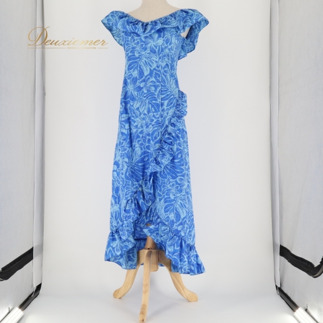 フラダンス 衣装 ワンピース ドレス ブルー系 マーメイドライン エムエムジェイ 日本製 プルメリア柄 モンステラ柄 MermaidLine MMJ ハワイアンプリント アロハ フラ ダンス レッスン 練習 青 水色 フリル ノースリーブ 鮮やか 華やか さわやか かわいい おしゃれ 上品 かわいいドレス フラダンスコスチューム マーメイドドレス おしゃれなワンピース パーティードレス バカンスコーデ 夏ファッション フリル付き 大人可愛い 上品なデザイン 夏用ドレス ハワイアンスタイル