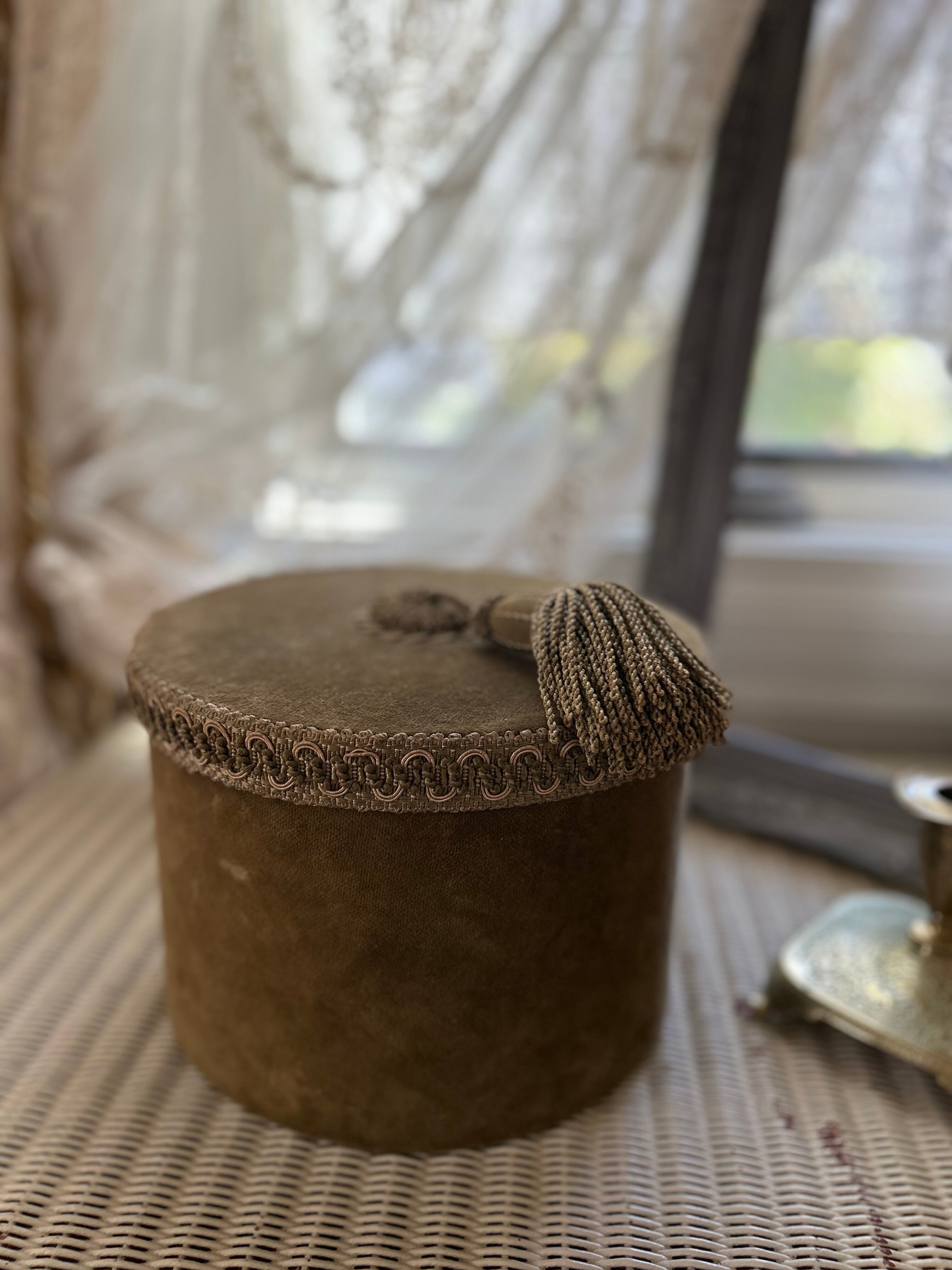 フランスアンティーク カルトナージュ ラウンドボックス カーキ タッセル付き 小物入れ ディスプレイ インテリア 店舗什器