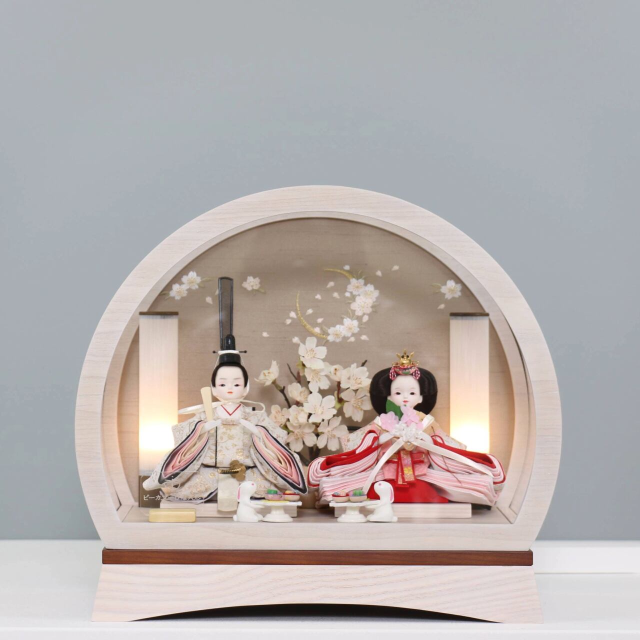 ピーカブーひな人形 ベルズキッスシリーズ アクリルケース飾り 【ひな -Hina-】 ひな人形|雛人形|桜|筒形照明|和モダン