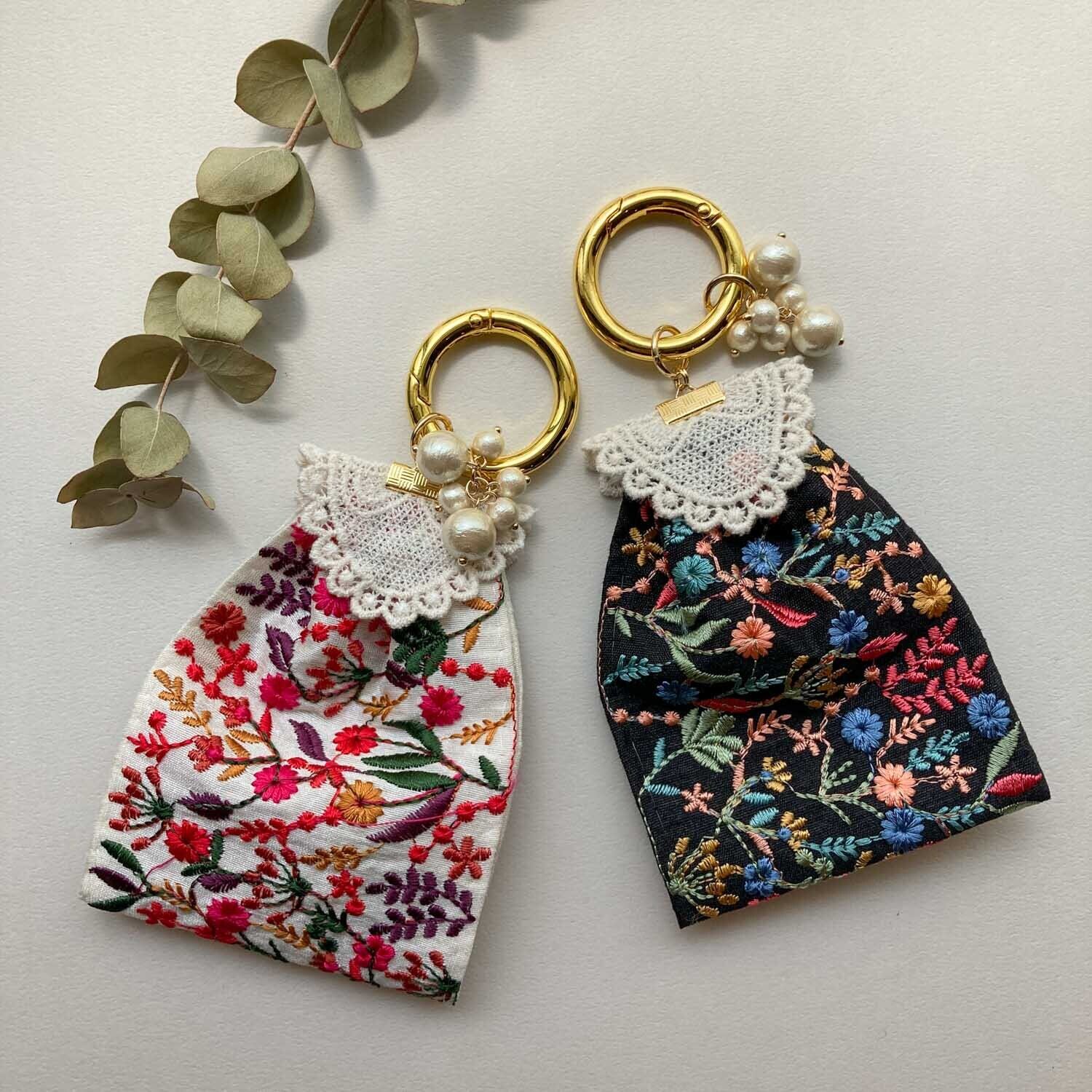 カラフルインド刺繍リボンとコットンパールのバッグチャーム | Dua-アクセサリーパーツショップ