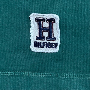 【TOMMY HILFIGER】ワンポイントロゴ パッチ 刺繍ロゴ ロンT ロングTシャツ 長袖Tシャツ LARGE トミーヒルフィガー ディープグリーン US古着